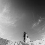 Жених и невеста в красивом месте Анапы