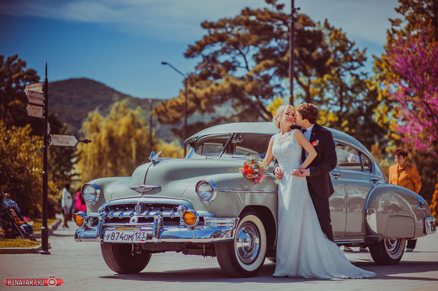 фото свадебной пары на ретро авто